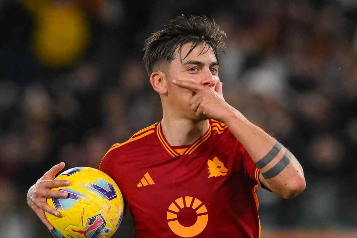 Paulo Dybala esulta con la maglia della Roma