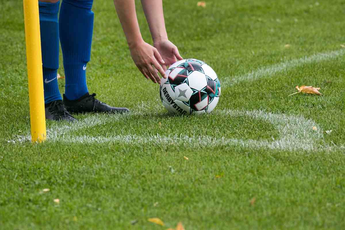 Calcio d'angolo perché alzano la mano