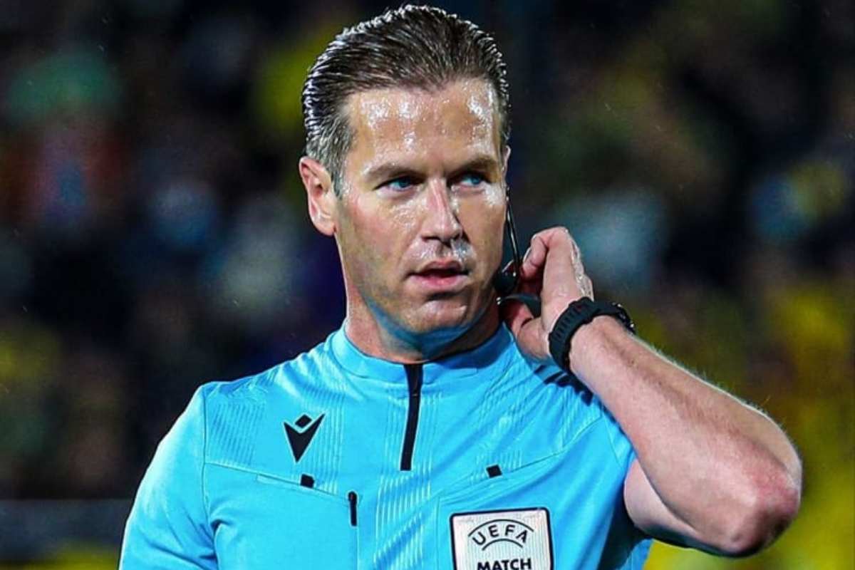 Barcellona-Napoli oggetto misterioso orecchio arbitro