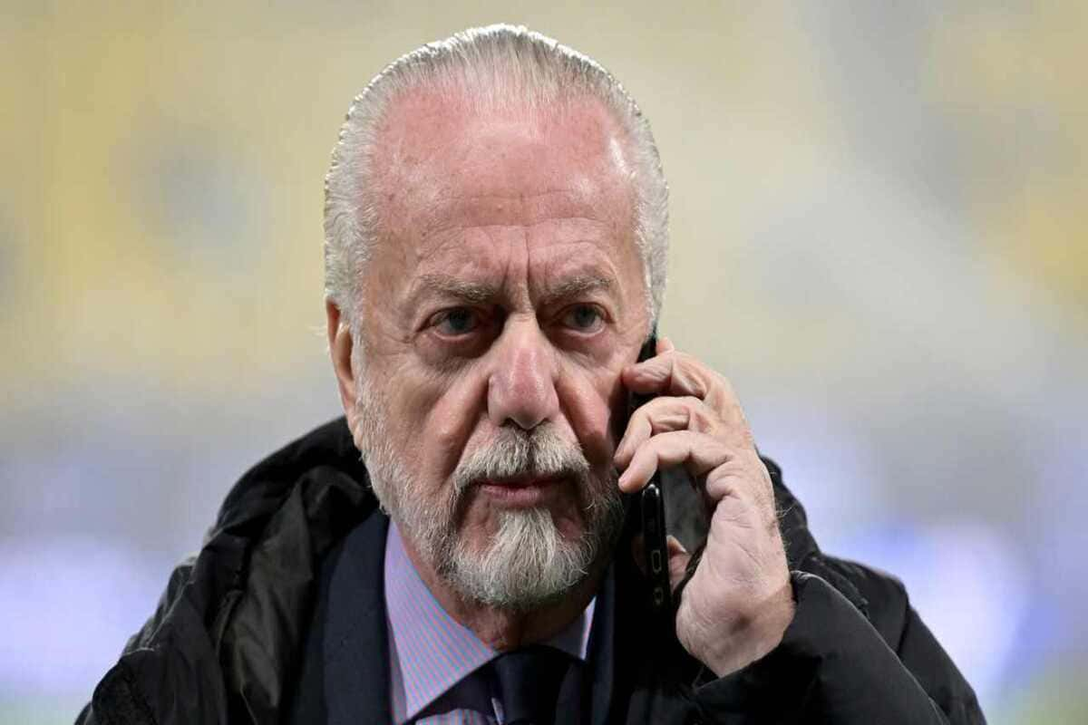 Aurelio De Laurentiis al telefono