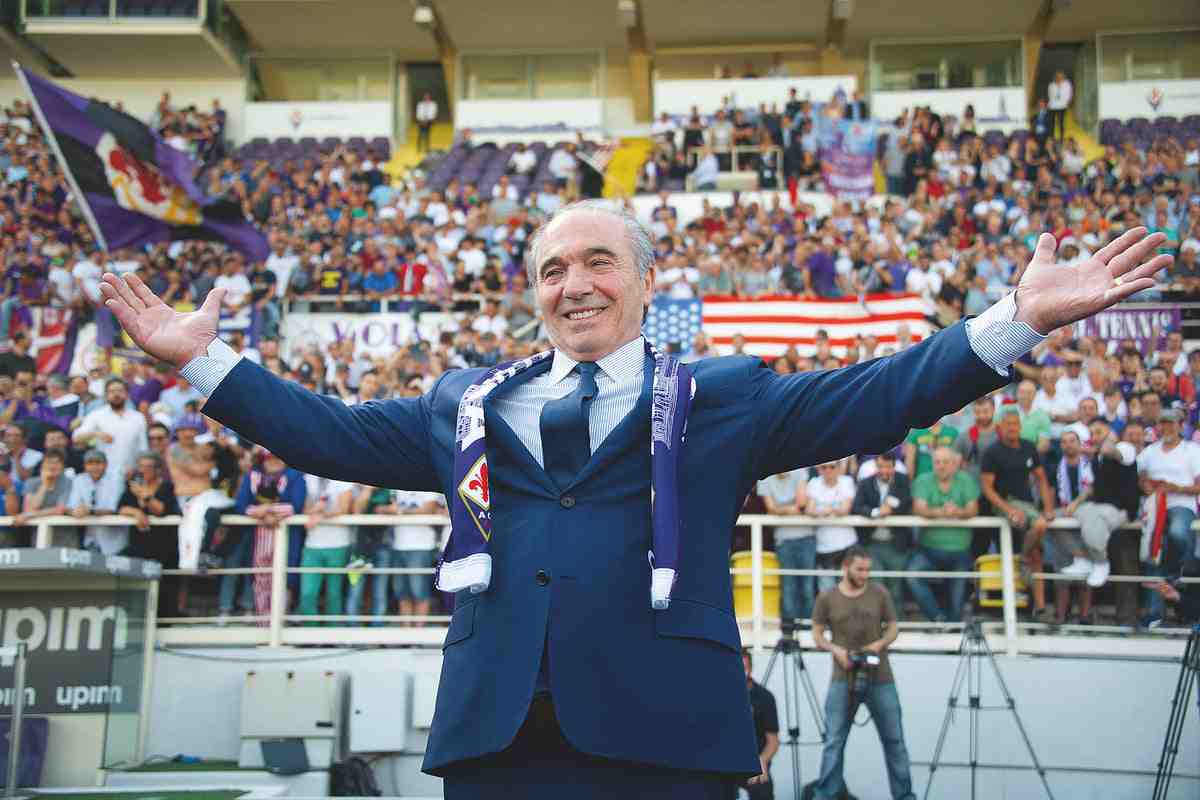 Rocco Commisso con la sciarpa della Fiorentina