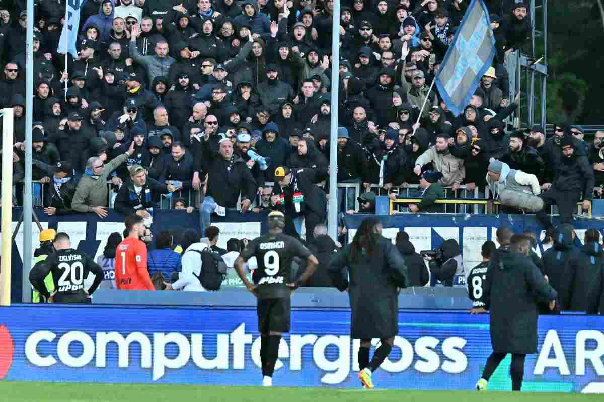 Contestazione dei tifosi al Napoli