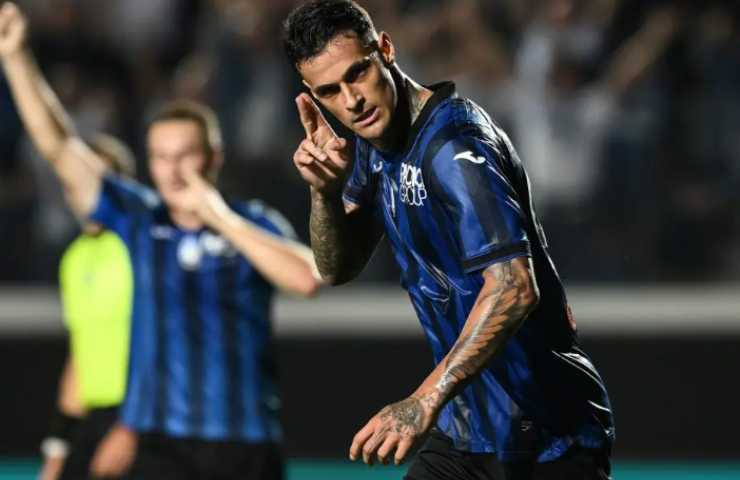 Gianluca Scamacca in campo con l'Atalanta