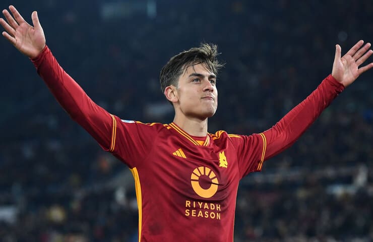 Paulo Dybala con la maglia della Roma