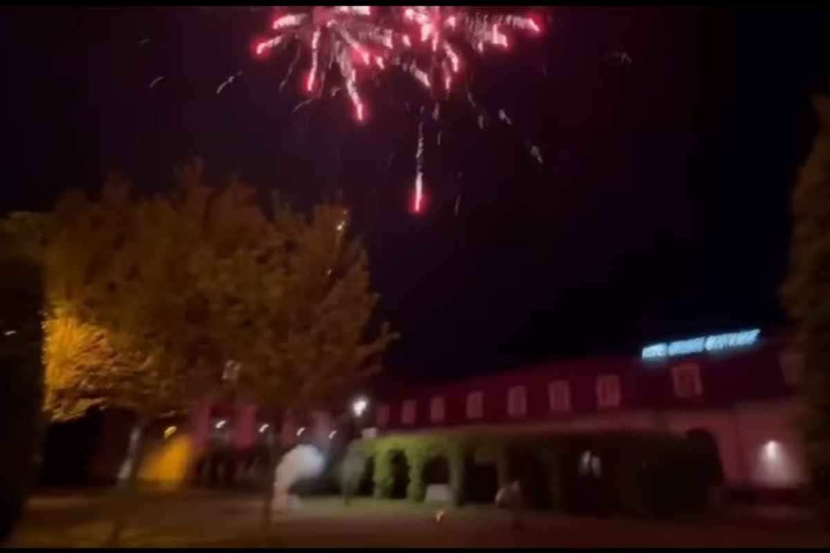 Fuochi d'artificio sotto l'hotel della Fiorentina
